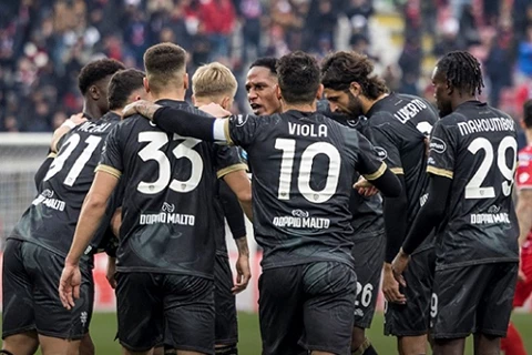 كالياري يكتسح مونزا بثلاثية في الدوري الإيطالي